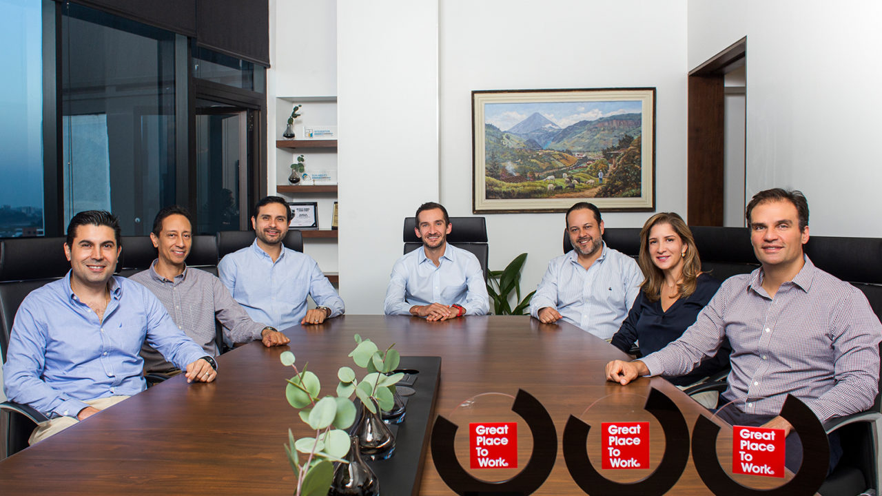 Rodrigo Gabriel y su equipo de acero