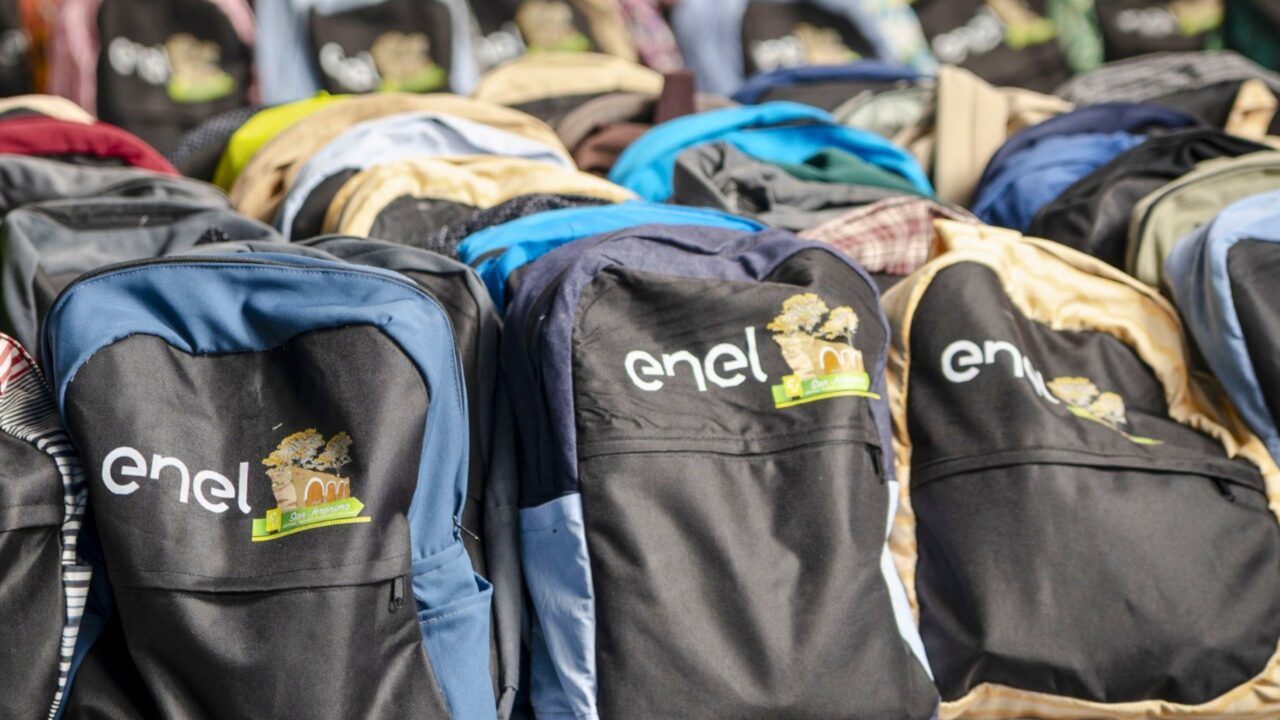 De uniformes en desuso a mochilas: un modelo de Enel Guatemala de economía circular en Baja Verapaz