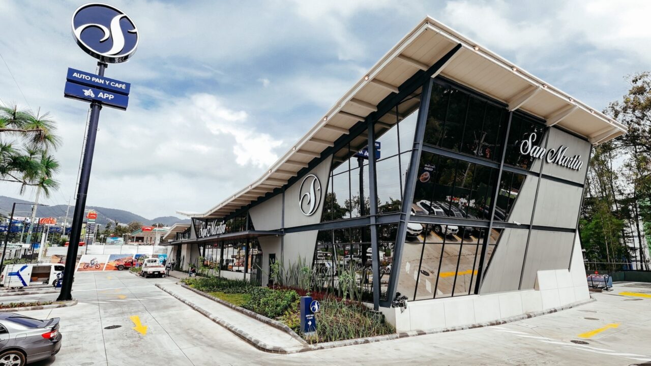 San Martín inaugura su nueva tienda sobre la calzada Roosevelt